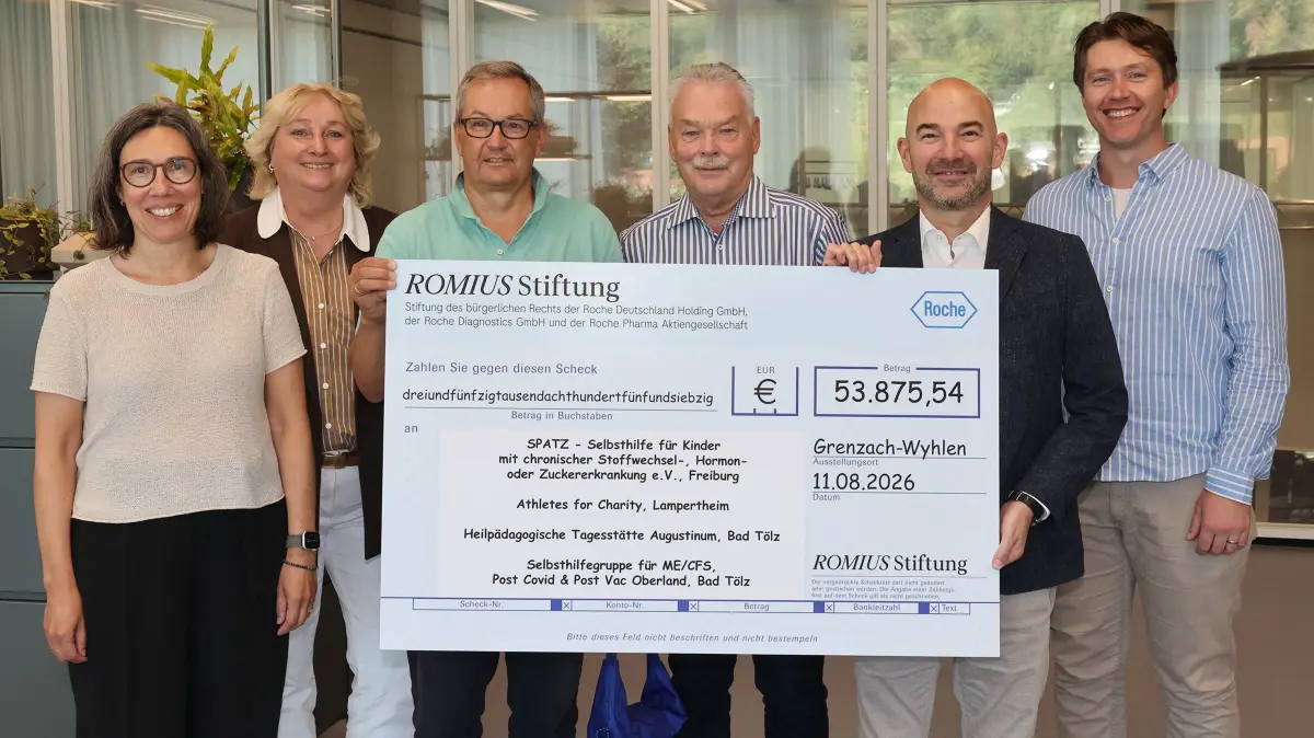 Große Freude bei der Spendenscheckübergabe der ROMIUS Stiftung (von links nach rechts): Dagmar Baake (Vorsitzende Romius Stiftungsvorstand), Beatrixe Linder (stellv. Vorsitzende Romius Stiftungsvorstand), Volker Nedela und Joachim Eggert (Vorstandsmitglieder Spatz e.V.), Marc Bächli (Vorsitzender des Romius Stiftungsrats) und Valentin Hahn (zweite stellvertretende Betriebsratsvorsitzender Roche Pharma AG).