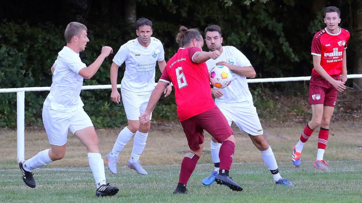 Der SV Althengstett II (in Weiß) hatte das Spiel in Oberkollbach noch gedreht und trifft nun auf die SF Gechingen II.