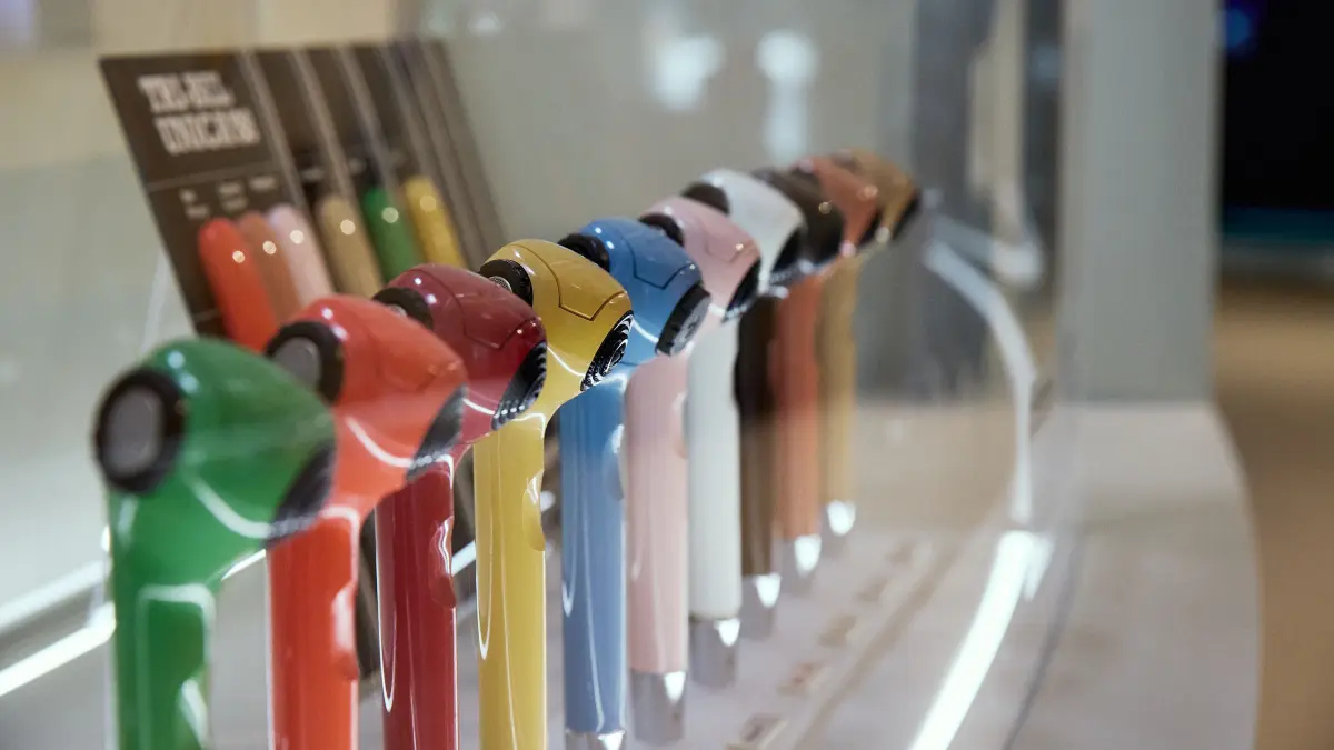Mit Originalen aus dem Archiv, Exponaten aus der eigenen Produktion und neuen Stücken aus dem Entwicklungsfundus eröffnet die Ausstellung einen Blick auf die Marken- und Produktgeschichte.