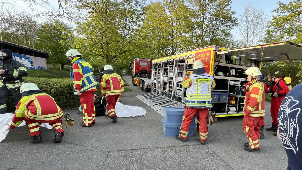 Wenn gefährliche Stoffe austreten, dann ist der Gefahrgutzug der Feuerwehr gefragt. Und das es hier sehr viel Sonderequipment gibt, muss hier auch regelmäßig trainiert werden.