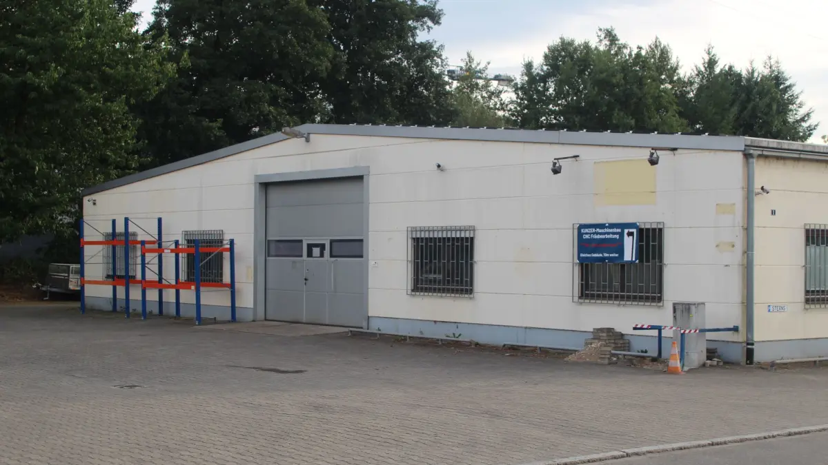 Ein Bauherr muss der Verwaltung ein Lärmgutachten nachreichen, damit er seine Halle zu einer Hundeschule umbauen kann.
