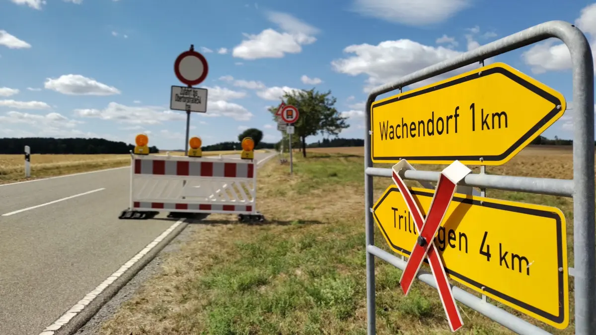 Selbst bei Wachendorf wird auf die Baustelle in der Trillfinger Obertorstraße aufmerksam gemacht.