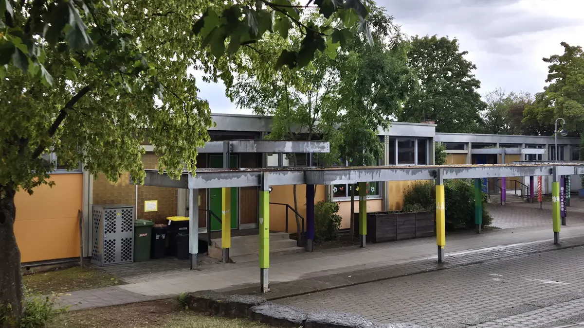 Die Schulpavillons aus den 1960er-Jahren entsprechen weder energetisch noch technisch sowie rechtlich den aktuellen Vorschriften.