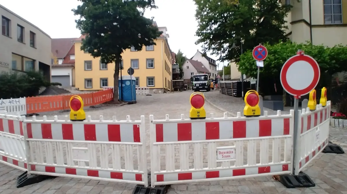 Weiträumig abgesperrt ist die Zufahrt vom Trillfinger Dorfplatz zur Obertorstraße. Dort werden die Glasfaserarbeiten jetzt nach den Bauferien fortgesetzt.