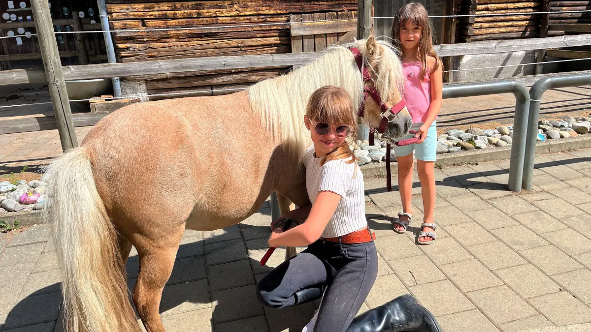 Romy (knieend) und Wilma besuchen ihre Oma Elisabetta Schröck gerne auf dem Ponyhof Hohenzollern und helfen auch bei der Ponypflege mit.