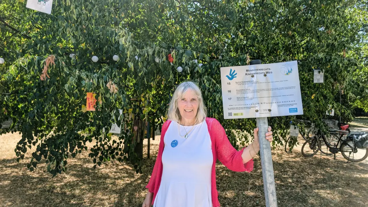 Christine Langen beim Kinderrechtsbaum im Aichelepark - einer Station des Lörracher Kinderrechtswegs.
