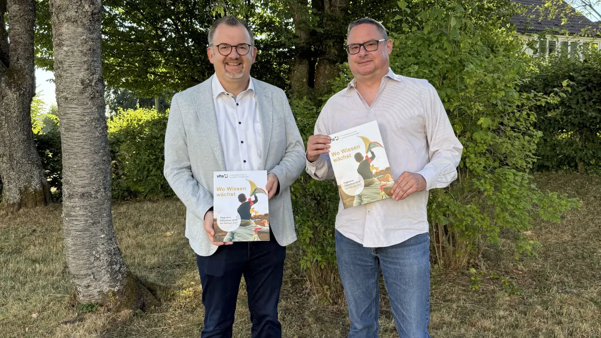 Landrat Andreas Junt (links) und Kreisvolkshochschulleiter Sascha Falk mit dem neuen Programm