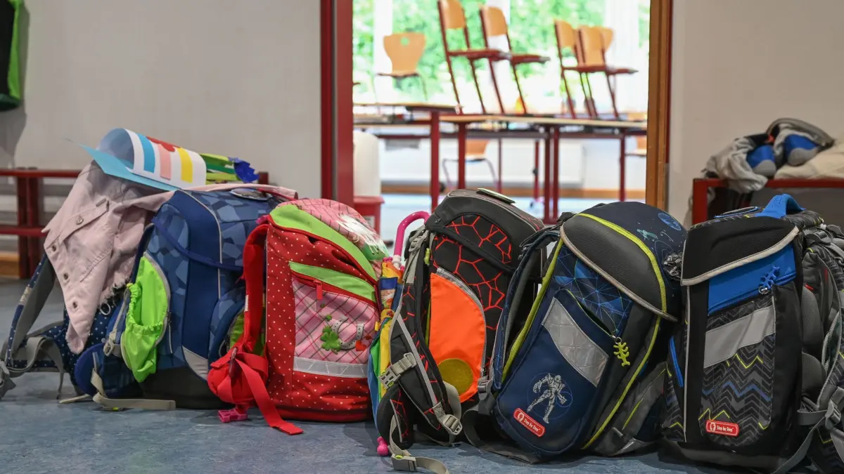 Neues Schuljahr beginnt: ARCHIV - 15.07.2021, Hessen, Wiesbaden: Schulranzen stehen vor einem Klassenzimmer. Bevor die Schule wieder losgeht: Schulranzen packen. (zu dpa: «Sommerferien vorbei - Unterricht an Hamburgs Schulen startet») Foto: Arne Dedert/dpa +++ dpa-Bildfunk +++