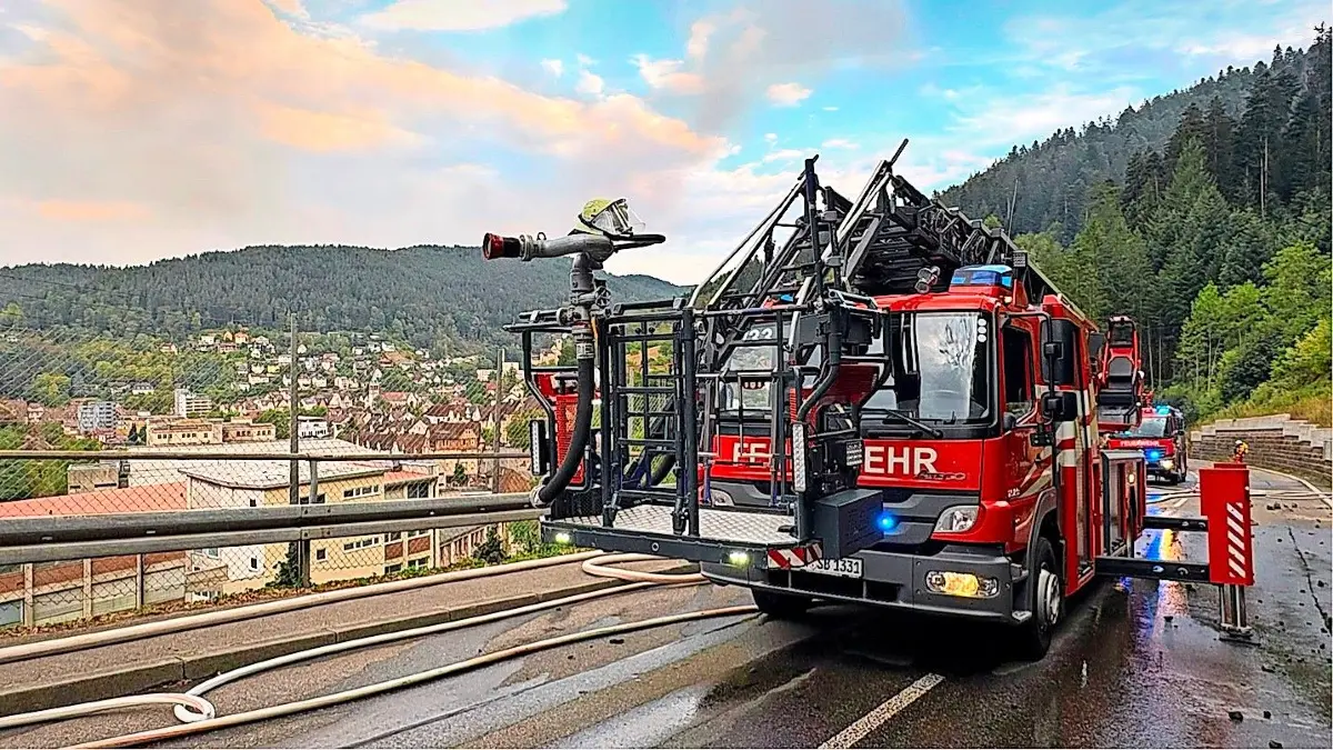 Der Korb der Drehleiter wurde bei den Löscharbeiten stark beschädigt.