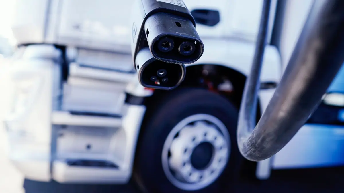 E-Mobilität bei Lastwagen: ARCHIV - 25.07.2022, Rheinland-Pfalz, Wörth am Rhein: Ein Ladestecker hängt im Mercedes-Benz Trucks Kundencenter bei der Eröffnung des neuen Demo-Ladeparks von Netze BW und Daimler Truck vor einem Lastwagen. (zu dpa: «Weltweiter Absatz von E-Lkw und -Bussen 2025 fast verdoppelt») Foto: Uwe Anspach/dpa +++ dpa-Bildfunk +++
