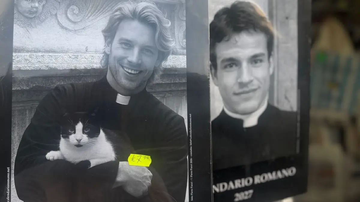 Vom „Calendario Romano“ - einem Kalender mit nicht unbedingt echten Priestern - lächelt erstmals ein neuer Mann mit Katze auf dem Arm.