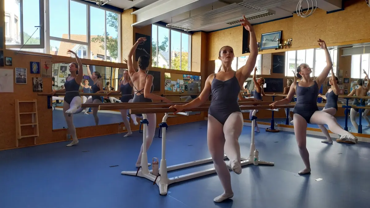 Jede Bewegung verlangt Synchronität; Körperspannung ist gefragt: Bei der Zuschauerwoche der Ballettschule Weiß aus Ebingen bekam die Öffentlichkeit einen Einblick in die Trainingseinheiten.