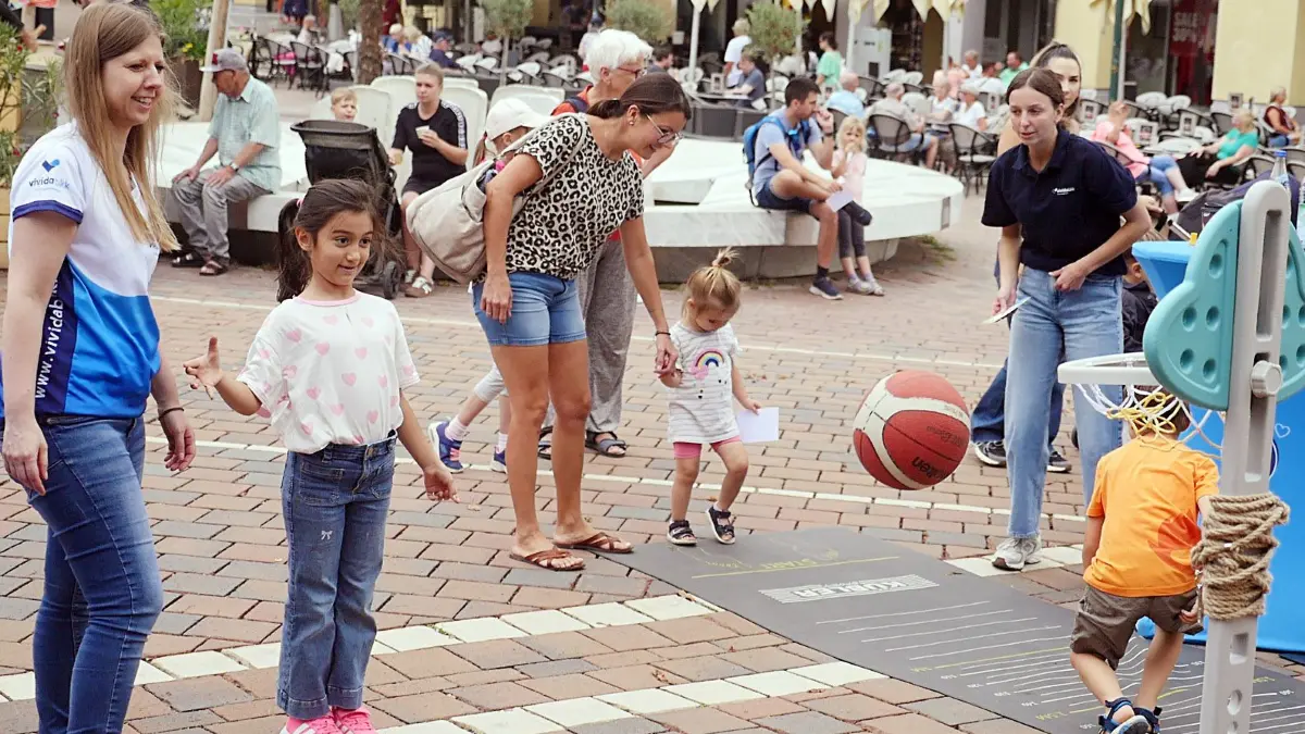 Bei der Kinderolympiade der Vivida BKK gehörte auch der Basketball-Wurf zu den Disziplinen.