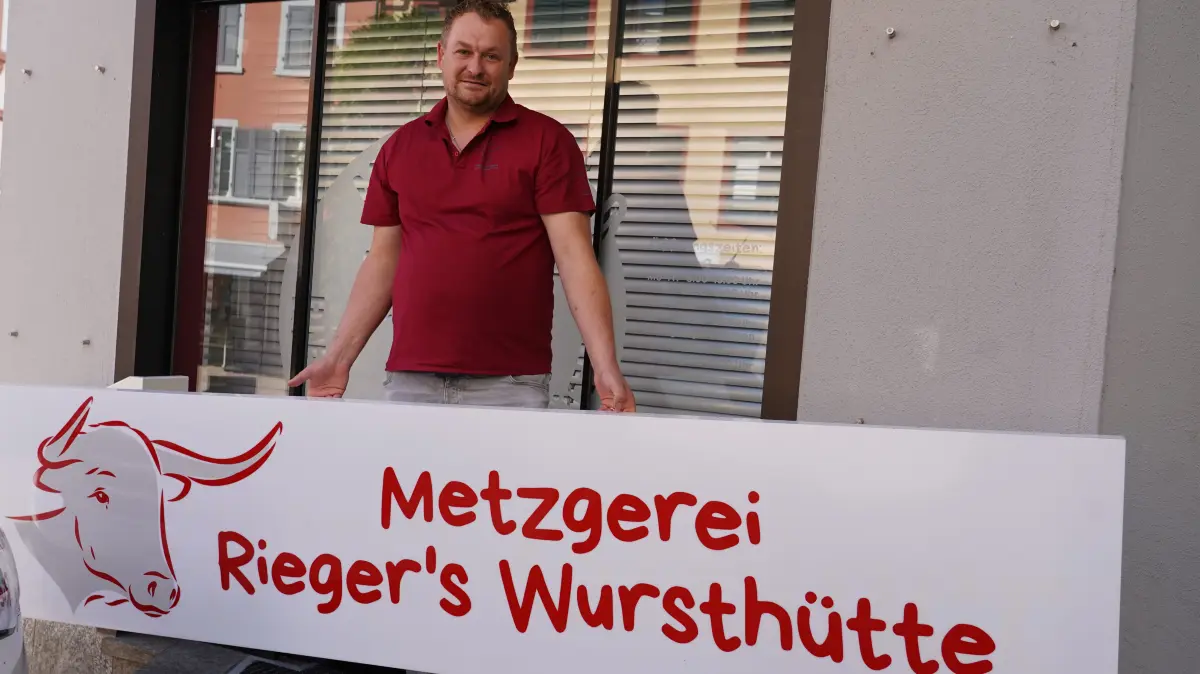 Thorsten Rieger eröffnet mit Rieger's Wursthütte eine neue Metzgerei in Schopfheim. Das Schild hängt mittlerweile.