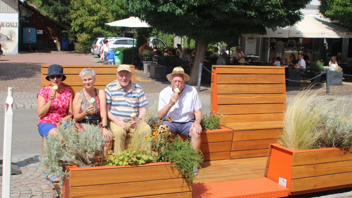 Gertrud Maier, Regina Grether, Hermann Lovse und Gerhard Speck (von links) lassen sich die von der Verwaltung spendierte Eiskugel schmecken und testen die Sitzmöbel in der Hauptstraße.