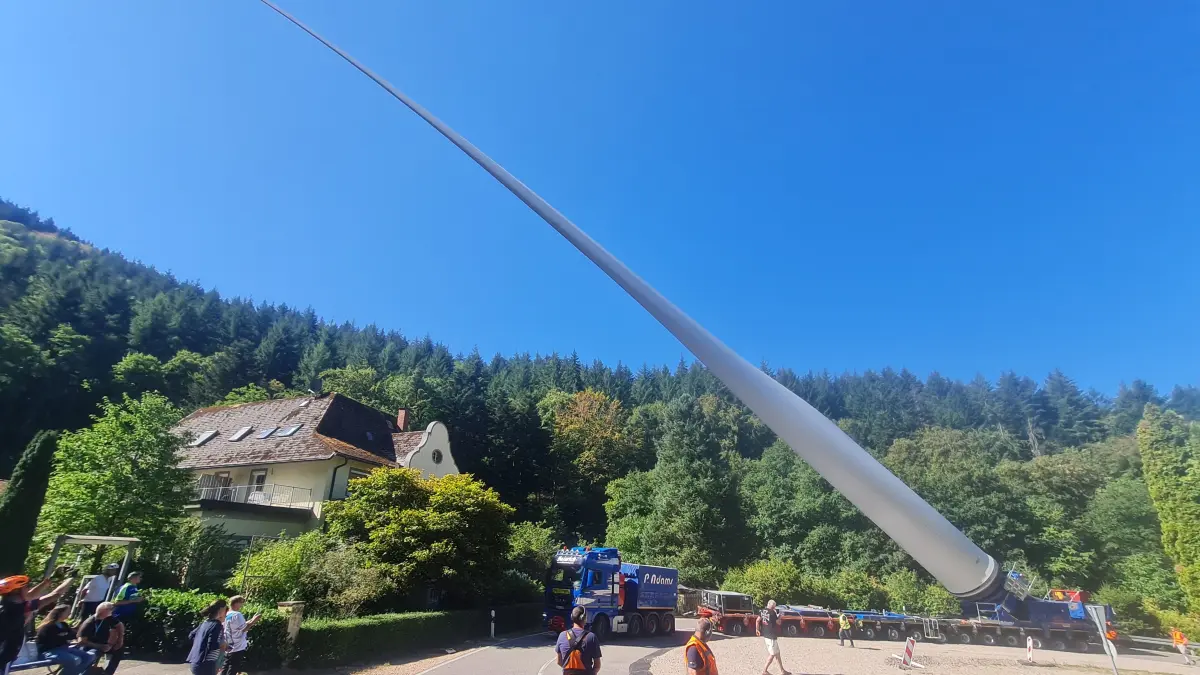 Der gigantische Windradflügel ragt bei der Kurvenfahrt über das Dach des Bergquellschlösschens.