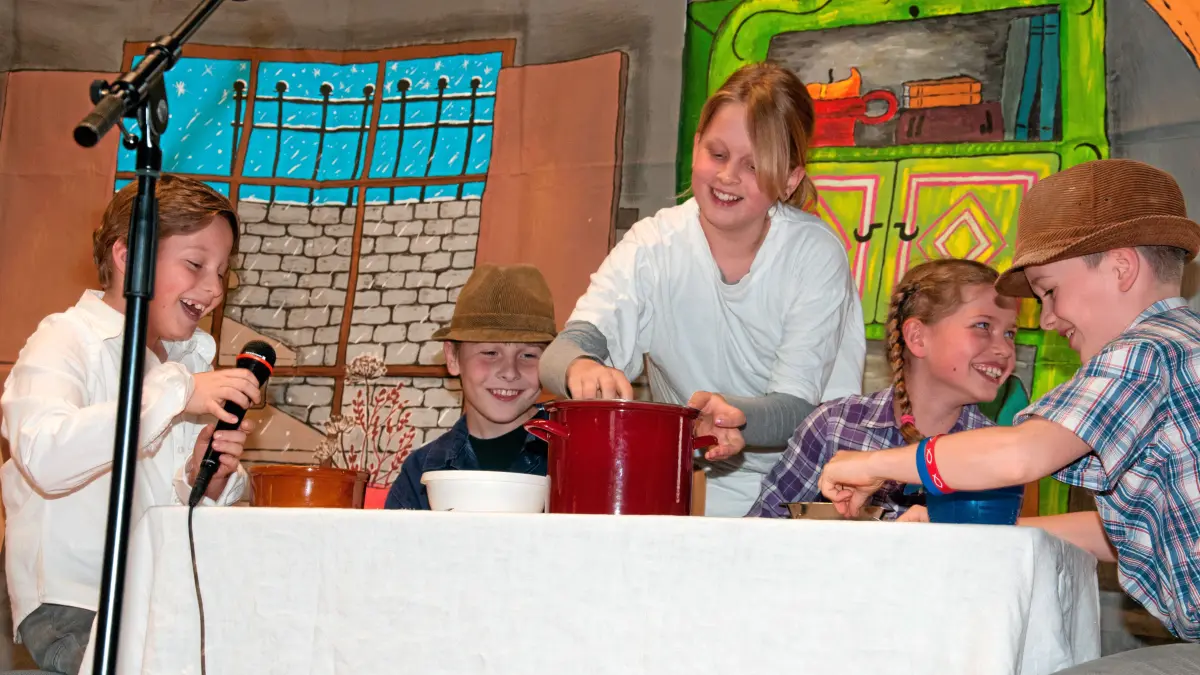 Vom Kuttelessen in Dürrenmettstetten Grunschule Hopfau : Vorsicht: Dieses Foto ist möglicherweise nur für den einstigen Verlag Schwäbisches Tagblatt verwendbar. Sagen-Theateraufführung Grundschule Hopfau