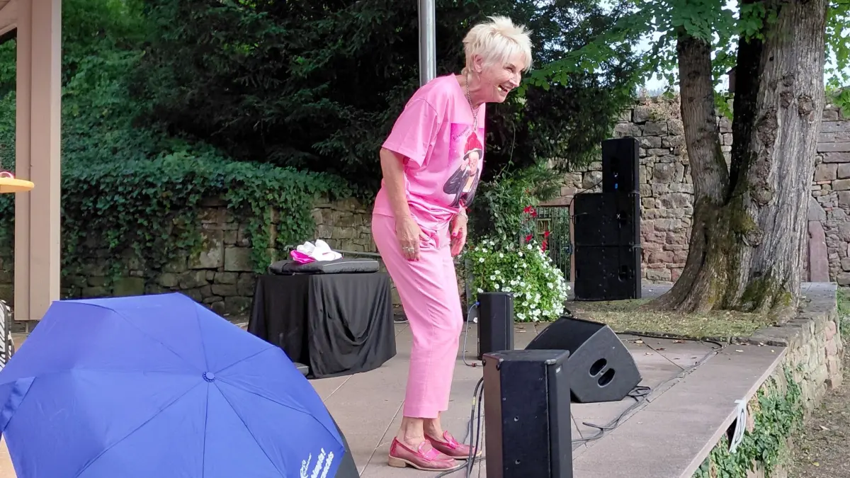 Doris Reichenauer bei Kultur im Freien in der Wildberger Klosteranlage