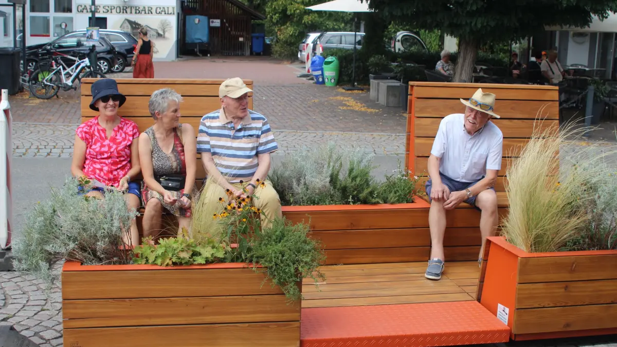 Gertrud Maier, Regina Grether, Hermann Lovse und Gerhard Speck (von links) testen die neuen Sitzmöbel in der Maulburger Hauptstraße.