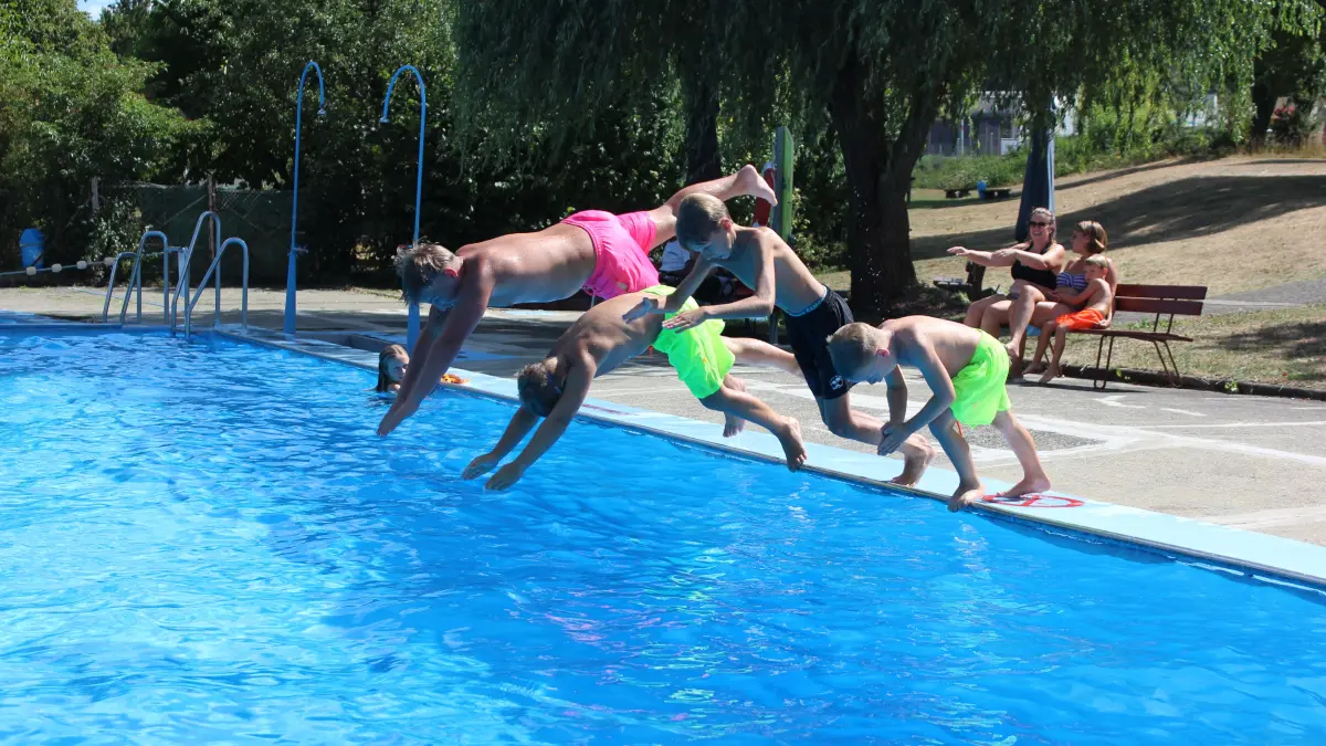 Szene aus dem Freibad Jungingen