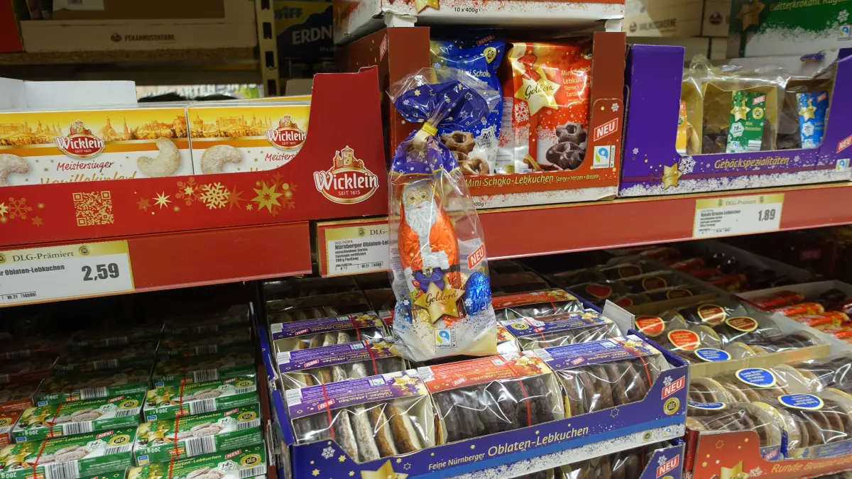 Der Schoko-Weihnachtsmann und die Lebkuchen warten auf Kunden, die ihrerseits nicht bis nach Advent – der vorweihnachtlichen Fastenzeit – warten wollen.