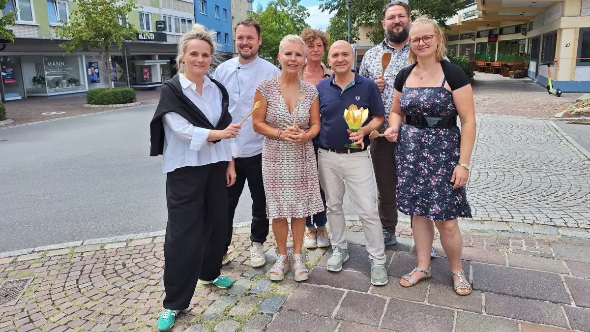Sie freuen sich auf die 17. Kulinarische Einkaufsnacht in Donaueschingen (vorn von links): Alexandra Meier, Citymanagerin Christine Haus, Antonio Laudani, Carolin Schirner sowie (hinten von links) Michael Preis, Simone Skopek und Kadir Solak.