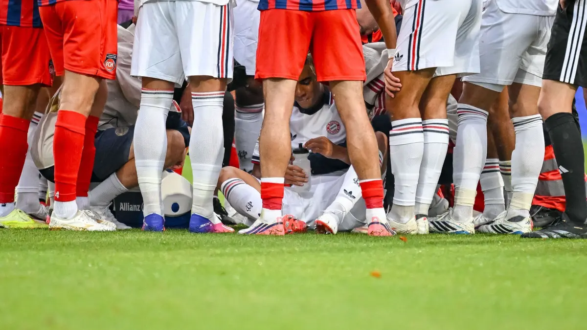 Fußball, Testspiele: 1. FC Heidenheim - FC Bayern München: 18.08.2026, Baden-Württemberg, Heidenheim: Fußball, Testspiele: 1. FC Heidenheim - FC Bayern München. Jamal Musiala (FC Bayern München, M, unten) sitzt am Boden. Foto: Harry Langer/DefdoI/dpa/dpa +++ dpa-Bildfunk +++