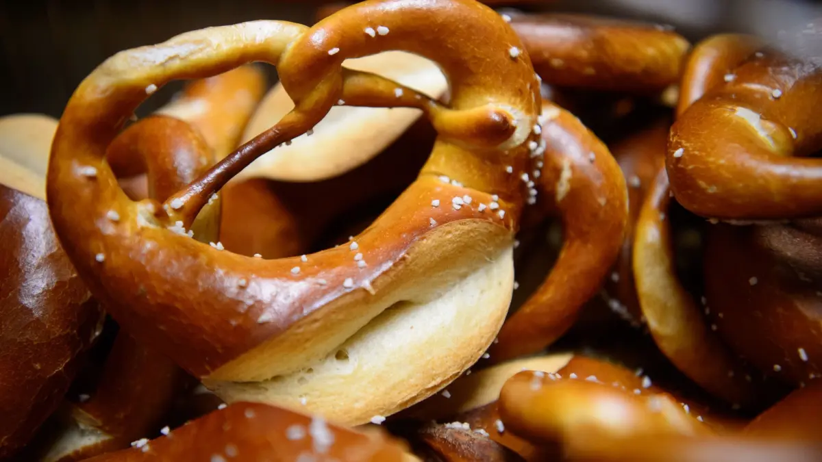 Schwäbische Brezeln: ARCHIV - 20.12.2017, Baden-Württemberg, Stuttgart: Schwäbische Brezeln liegen in einer Bäckerei in einem Korb. (zu dpa: «Was der Regen mit dem Zustand von Brezeln zu tun hat») Foto: Sina Schuldt/dpa +++ dpa-Bildfunk +++