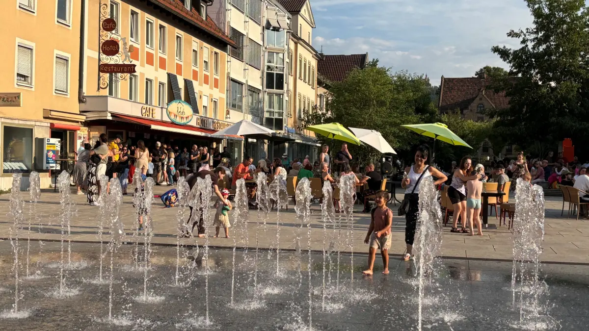 Herrlich ist es, wenn die Fontänen sprutzeln auf dem Platz. Abends wird das Wasser auch noch farblich angereichert. Aber damit ist derzeit Schluss.