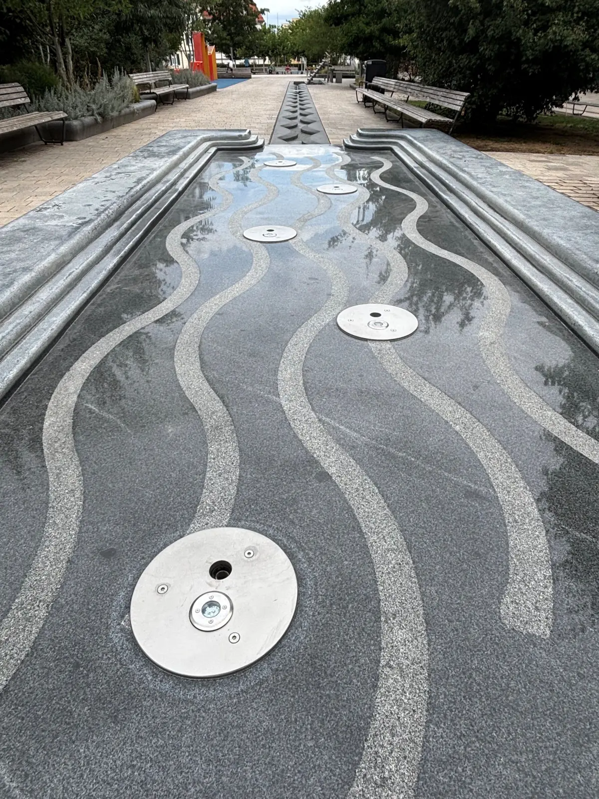 Sieben Meter lang ist der sogenannte Wassertisch, an den der flache Bachlauf anschließt. In heißen Sommern wie dem aktuellen tummeln sich dort unzählige Kinder und haben ihren Spaß. Wenn denn Wasser da ist.