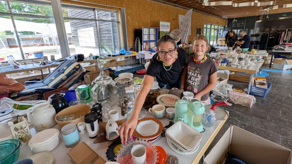 Zu den Besuchern auf der Warentauschbörse gehörte auch Nina Langlotz mit Tochter Lotte. Sie gehen öfters auf solche Veranstaltungen, da finde man häufig noch Nützliches.