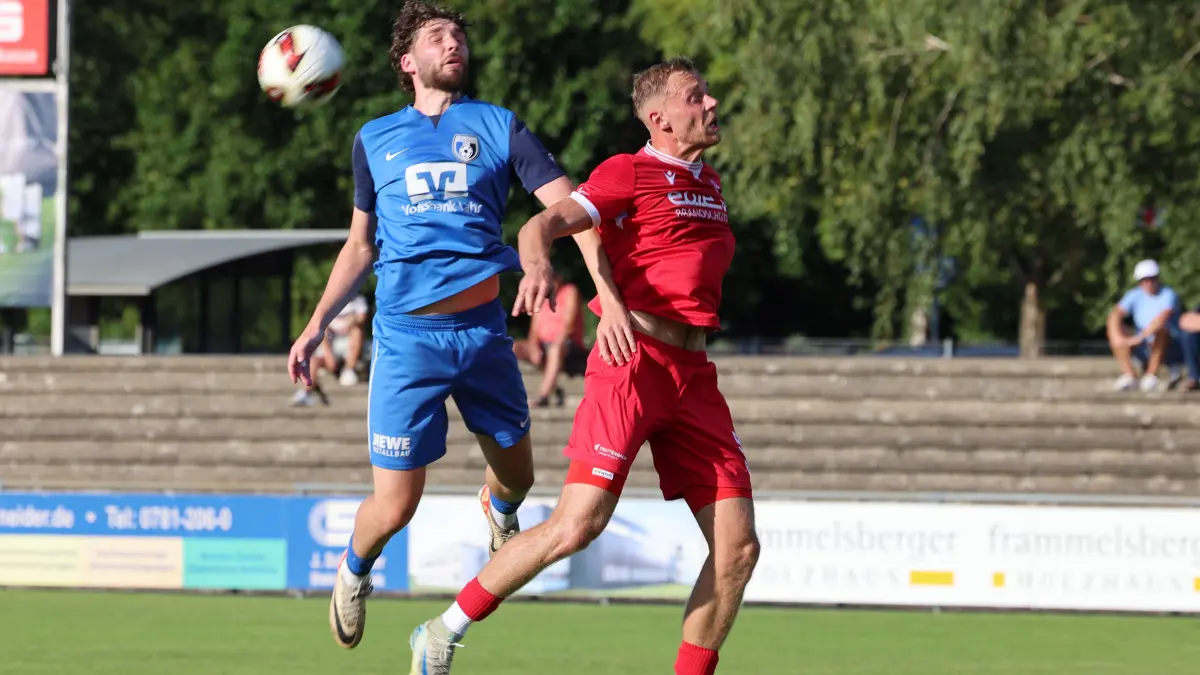 Der SC Lahr (blaue Trikots) will im Heimspiel gegen Denzlingen die Auftaktniederlage vergessen machen.