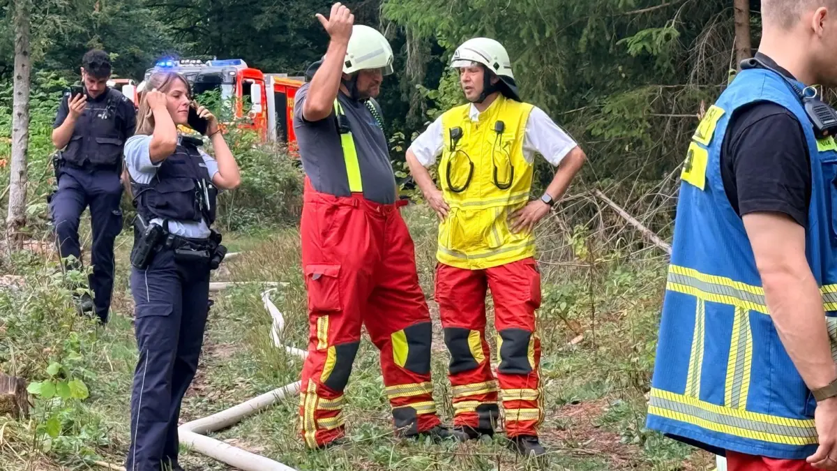 Die Feuerwehr Rottweil rückt am Donnerstagmorgen zu einem Brand an einem Parkplatz aus.