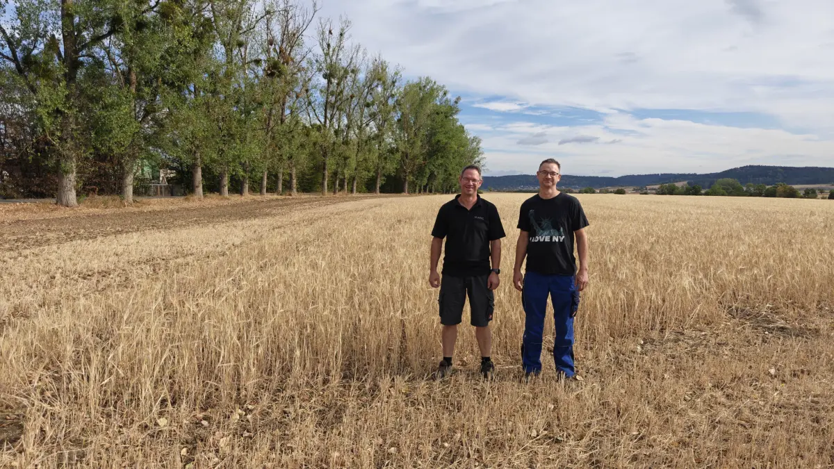 Schwere Zeiten für die Landwirtschaft: Die Trockenheit hat für ein Ausnahmejahr im negativen Sinne gesorgt, wie Jörg (links) und Jan Thudium vom Hofgut Ramstein in Harthausen berichten.