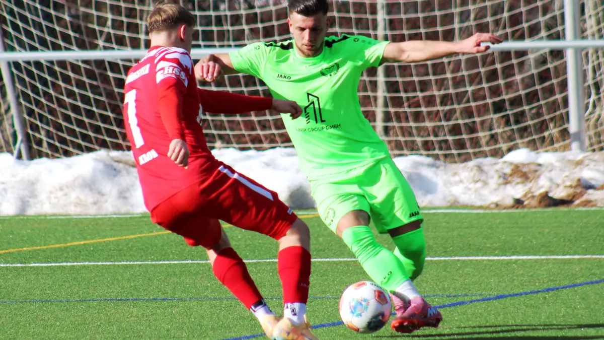 Auf ihn müssen Nico Kroh (links) und der FC Königsfeld im Topspiel besonders aufpassen: Südstern-Torjäger Flavius Oprea erzielte in drei Pflichtspielen in Liga und Pokal bereits acht Treffer.