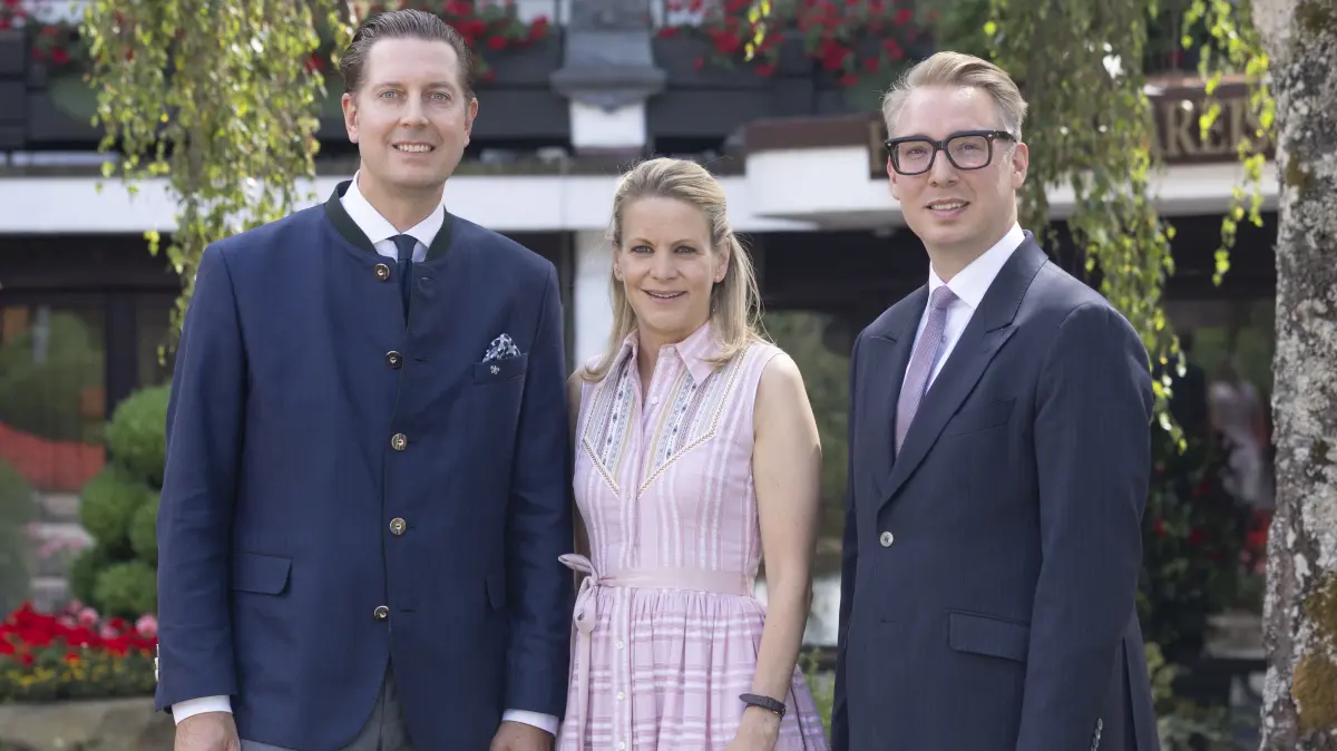 Hannes Bareiss und Britta Bareiss mit dem neuen Hoteldirektor Clemens Degenhardt (rechts)