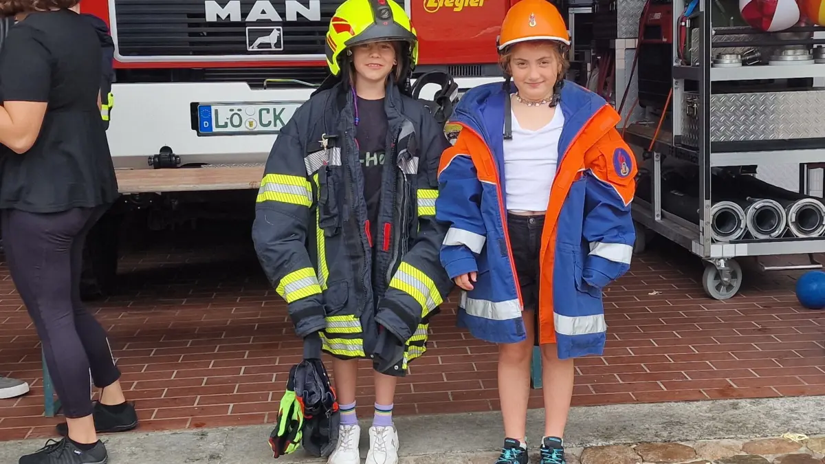 Die Kinder durften in die Feuerwehrklamotten schlüpfen.
