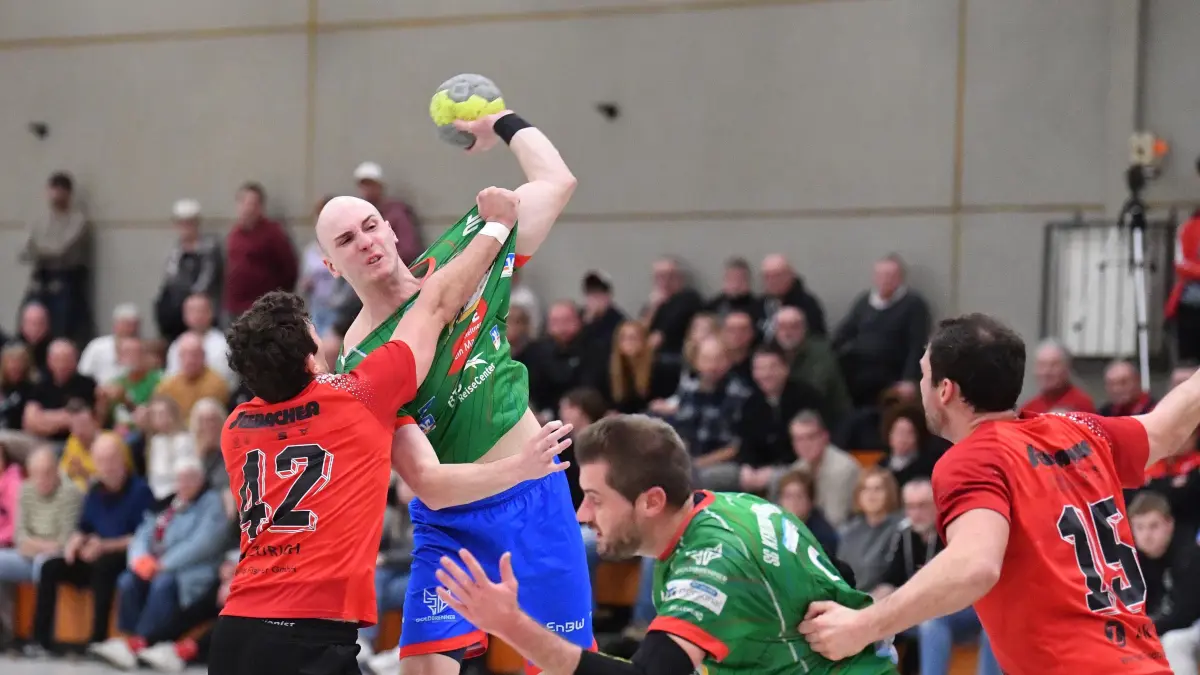 Oliver Bührer (grünes Trikot) wechselt zur Saison 2027/28 zur HSG Willstätt-Hanauerland.