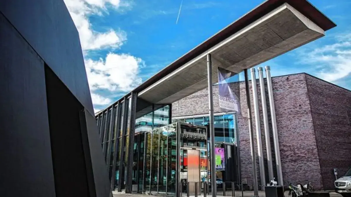 Auch der Burghof öffnet sein Foyer zum abkühlenden Aufenthalt an Hitzetagen.