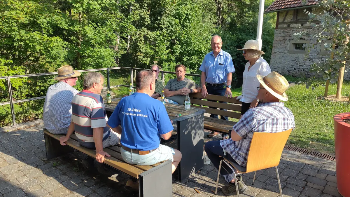 Die Nagolder Grünen sind bei ihrer Sommerrunde in Schietingen unterwegs.