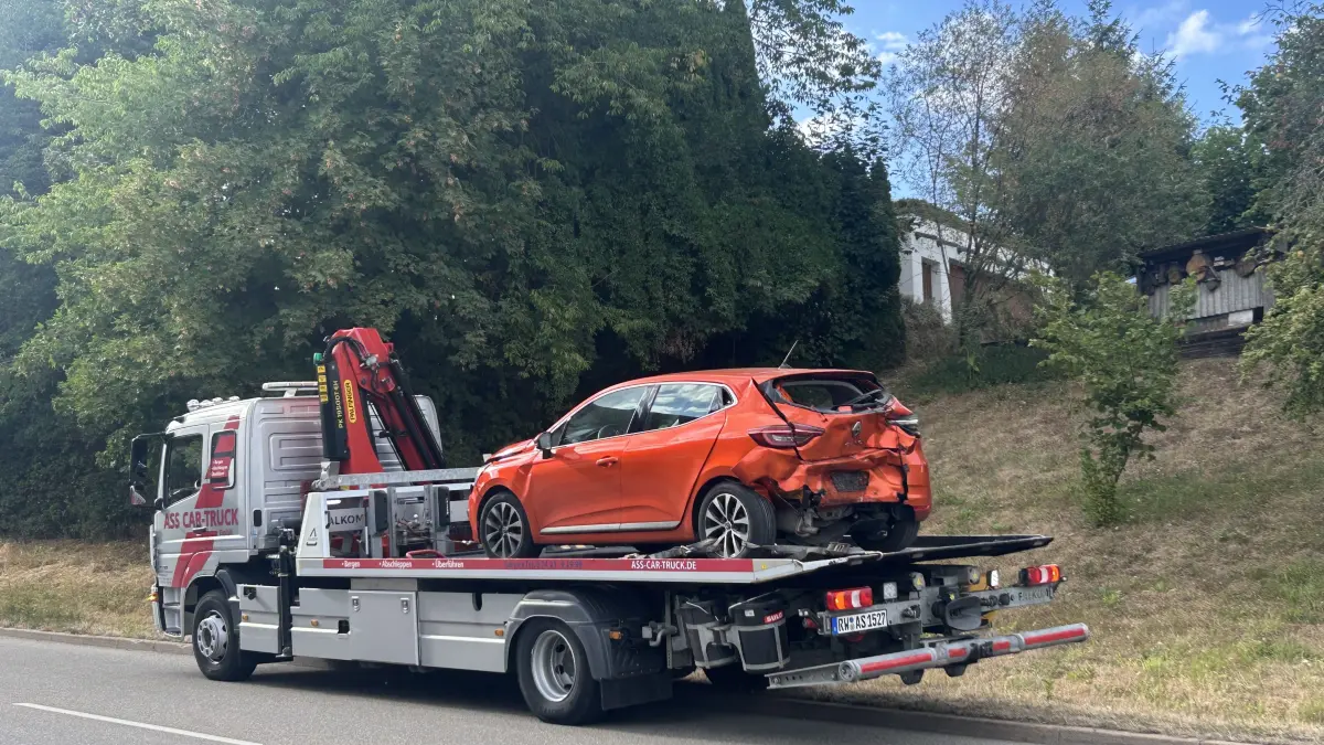 Beide Fahrzeuge mussten nach dem Unfall abgeschleppt werden.