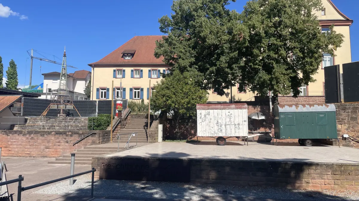 Ein kleiner Eiffelturm ist bereits auszumachen: Im Seelbacher Klostergarten wird ab dem 12. September „Der Glöckner von Notre Dame“ aufgeführt.