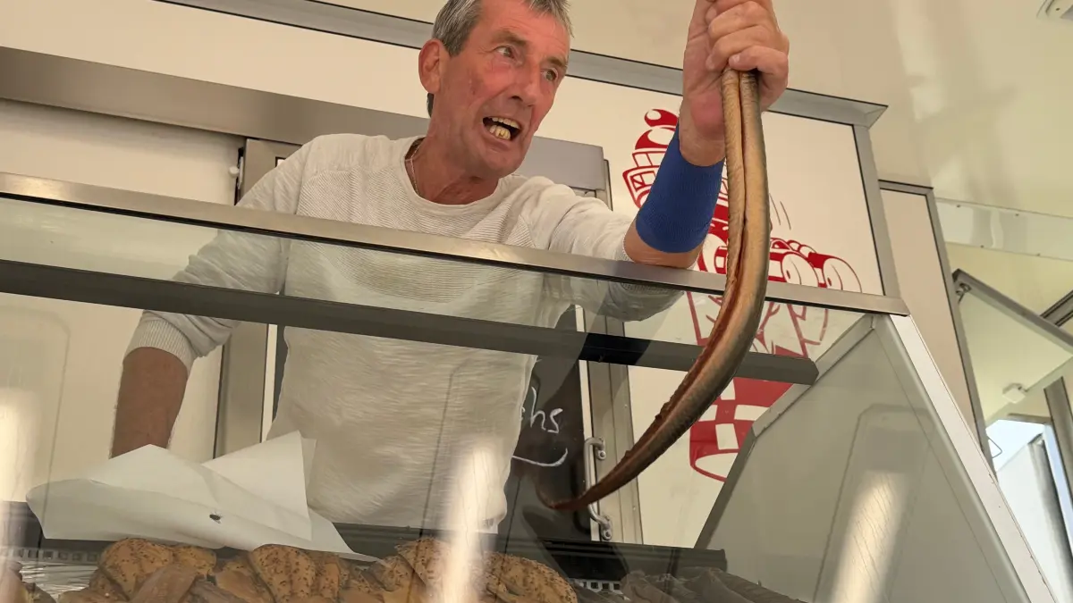 Thorsten Mey, besser bekannt als „Aal-Hinnerk“, beim Hamburger Fischmarkt im Juli.
