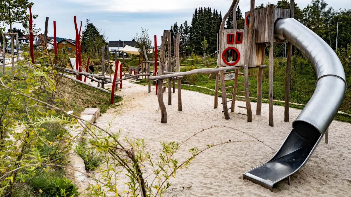 Wer ein Mehrfamilienhaus mit mehr als drei Wohnungen baut, muss entweder einen Spielplatz anlegen oder Geld an die Gemeinde für den Bau oder Erhalt von Spielplätzen bezahlen. Auf dem Bild ist der Spielplatz im Baugebiet Mittelfeld in Simmozheim zu sehen.