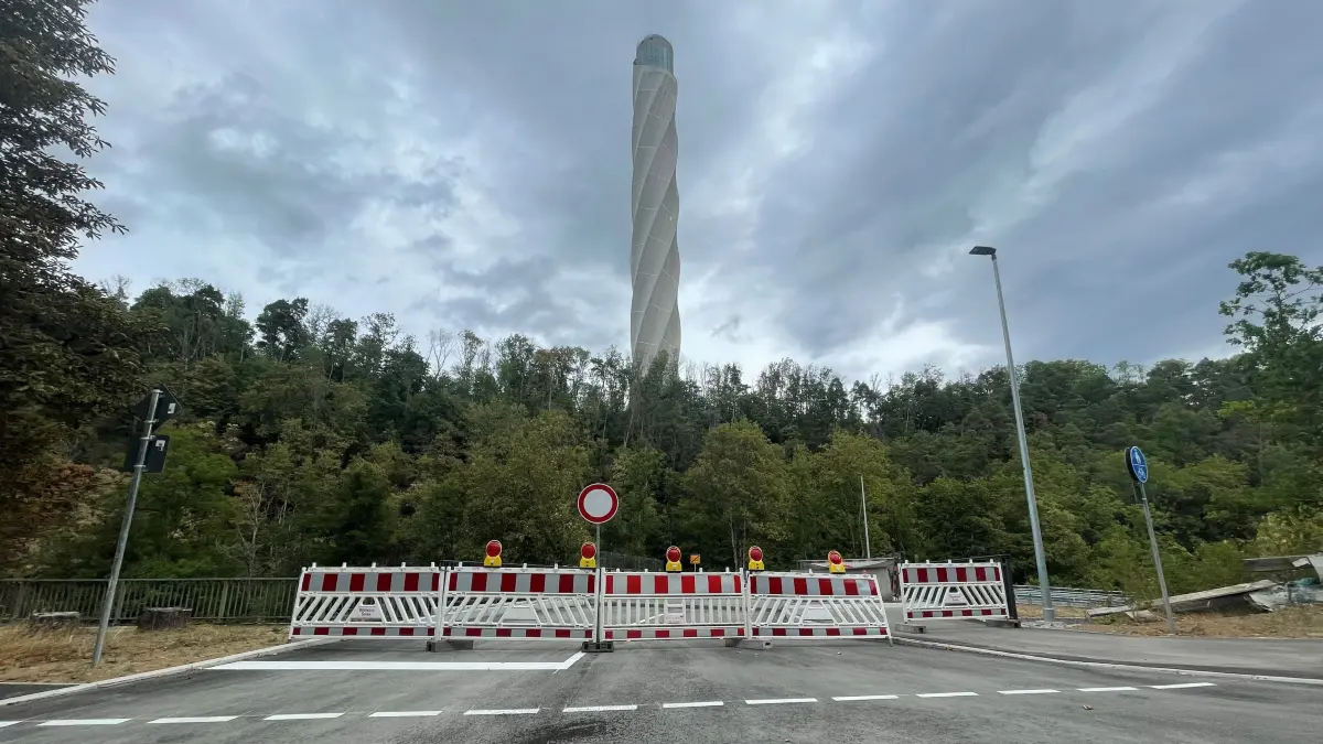 Die Verbindungsstrecke vom Gewerbegebiet Neckartal über die neue Duttenhofer-Brücke hinauf zum Berner Feld ist noch gesperrt.