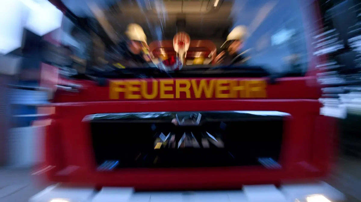 Feuerwehr: ARCHIV - 17.07.2019, Schleswig-Holstein, Aukrug-Homfeld: Einsatzkräfte der Feuerwehr sitzen in ihrem Fahrzeug. (zu dpa: «Auto gerät auf A1 in Brand - langer Stau») Foto: Carsten Rehder/dpa +++ dpa-Bildfunk +++