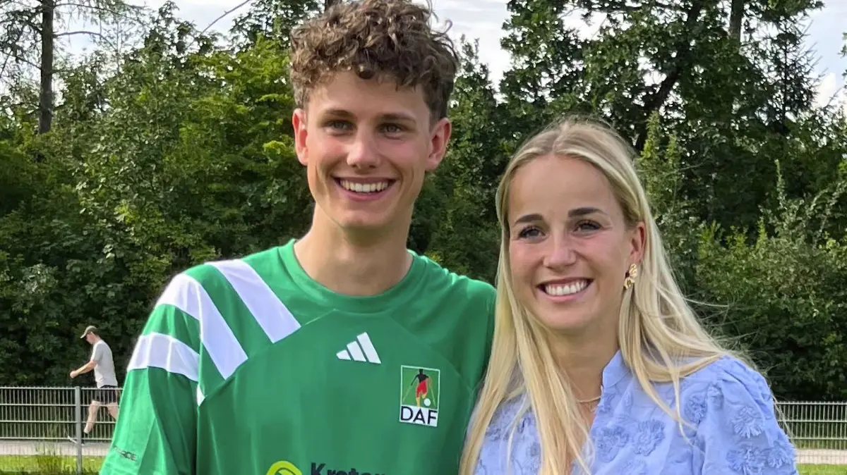 Marvin Harscher im Trainingslager der deutschen Nationalmannschaft in Oberhaching, an seiner Seite Giulia Gwinn, Profifußballerin beim FC Bayern München und Kapitänin der deutschen Nationalmannschaft.