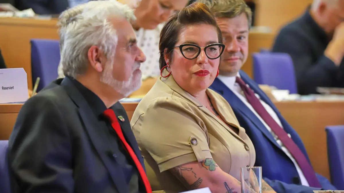 Parteien der politischen Mitte: Armin Willingmann (SPD, li.), Susan Sziborra-Seidlitz (Grüne) und Sven Schulze (CDU, re.) nehmen am 18. August 2026 an einer Veranstaltung des Leibniz-Instituts für Agrarentwicklung in Transformationsökonomien in Halle teil.