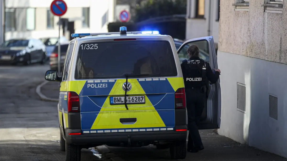 Bei der Auseinandersetzung in der Pestalozzistraße in Schwenningen im Januar 2025 war die Polizei sehr schnell vor Ort. Ihre Ermittlungen allerdings konnten auch nicht wirklich Licht ins Dunkel bringen, wer nun wen angegriffen hat. (Archivfoto)