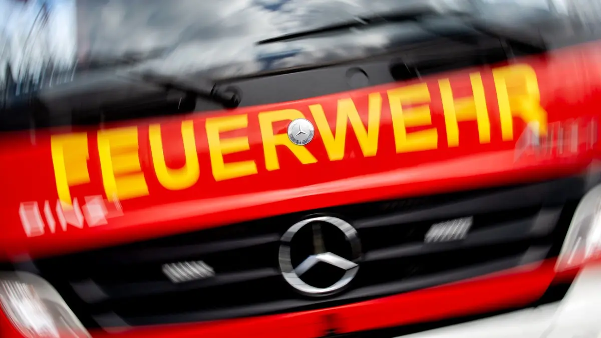 Feuerwehr: ARCHIV - 24.03.2023, Niedersachsen, Bad Zwischenahn: Ein Einsatzfahrzeug der Feuerwehr (zu dpa: «Scheune brennt nieder – hoher Schaden») Foto: Hauke-Christian Dittrich/dpa +++ dpa-Bildfunk +++